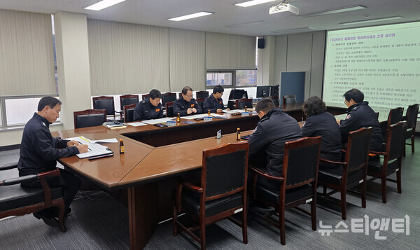 김제소방서가 ‘2026년 화재안전 중점관리대상’선정을 위한 심의위원회를 진행하고 있다. (2025 11 19) / 김제소방서 제공