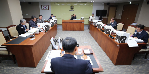 충남도의회 건설소방위원회는 지난 19일 충남도 건설교통국에 대한 2025년도 행정사무감사를 실시하고, 지역 기반시설과 교통정책 전반에 대한 개선 대책을 강조했다고 밝혔다. / 충남도의회 제공