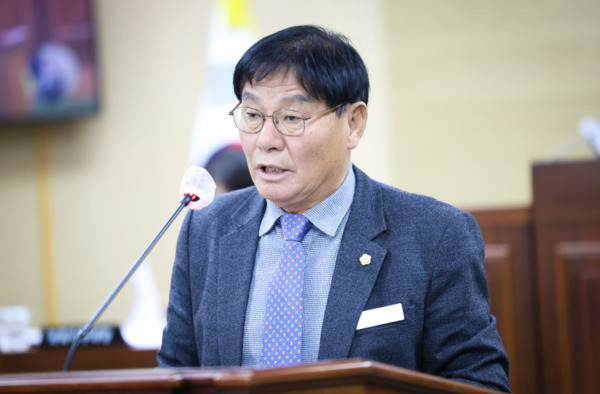 청양군의회는 지난 18일 윤일묵 의원이 제316회 정례회 제1차 본회의 5분 발언을 통해 청양군을 '파크골프 친화도시'로 육성하기 위한 체계적인 활성화 방안을 제안했다고 밝혔다. / 청양군의회 제공