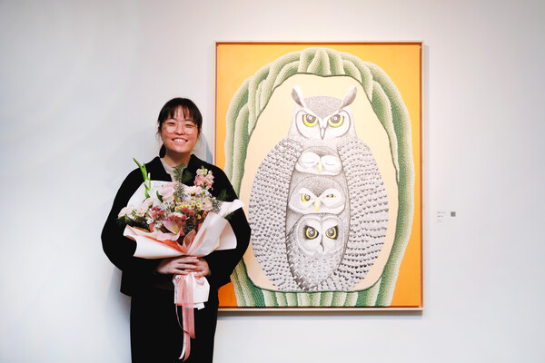 대상 수상자 강다연 작가가 수상작 ‘아빠의 사랑’ 앞에서 포즈를 취하고 있다.