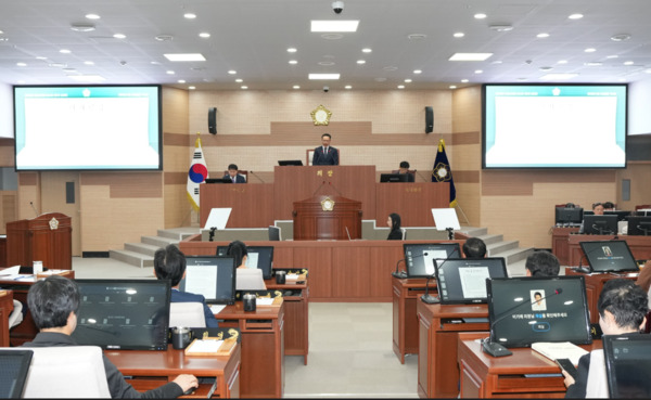 아산시의회는 오는 25일 제263회 제2차 정례회를 개회하고, 오는 12월 17일까지 23일간의 의사일정에 돌입할 예정이라고 밝혔다. 사진은 제262회 임시회 제6차 본회의 모습 / 뉴스티앤티 DB