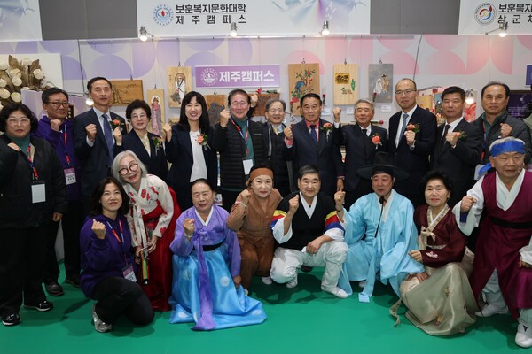 20일 수원 보훈재활체육센터에서 진행된 '2025 보훈복지문화대학 창작예술제'에서 주요 내빈 및 행사 관계자들이 기념촬영을 하고 있다. / 대한민국상이군경회 제공