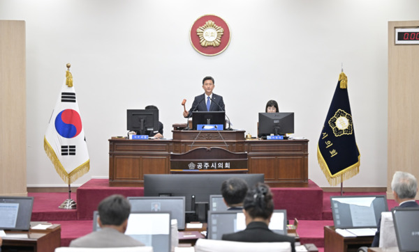 공주시의회는 20일 제262회 제2차 정례회를 개회하고, 오는 12월 15일까지 26일간의 의사일정에 돌입하여 2025년을 마무리하는 가운데, 임달희 의장이 개회를 선언하고 있다. / 공주시의회 제공