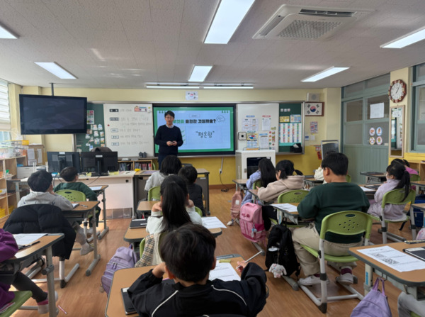 서산교육지원청은 지난 18일 해미초등학교에서 '2025 초등 수업실연 이끎교사 공개수업'을 실시했다고 밝혔다. / 서산교육지원청 제공