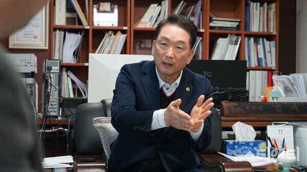 김태수 서울시의회 주택공간위원장이 인터뷰 중 서울 재개발·재건축 시장의 현안에 대해 설명하고 있다. / 뉴스티앤티