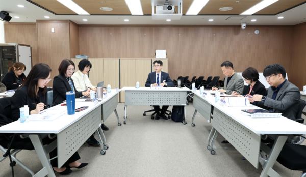 충남도의회는 20일 의회 세미나실에서 '고위험 임산부 유산(사산) 예방 및 지원을 위한 연구모임'이 제3차 회의 및 연구용역 최종보고회를 개최하고, 고위험 임산부와 가족 지원을 위한 정책 실효성 제고 방안을 논의했다고 밝혔다. / 충남도의회 제공