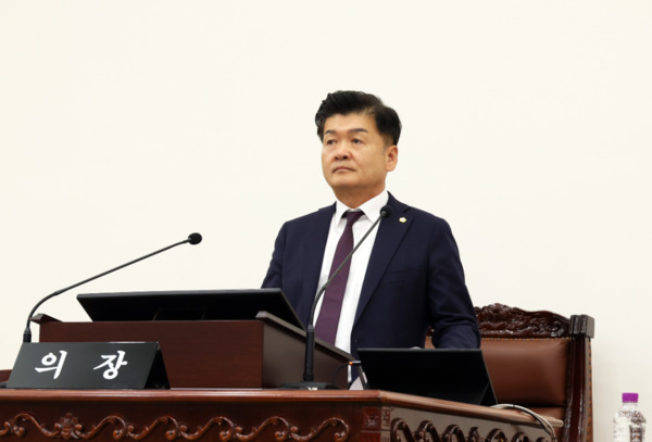 유성구의회는 20일 제282회 정례회를 개회하고, 오는 12월 19일까지 30일간의 의정활동에 돌입한 가운데, 김동수 의장이 개회사를 하고 있다. / 유성구의회 제공