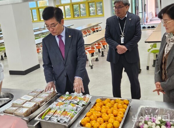 20일 전국학교비정규직연대회의가 총파업에 돌입한 가운데, 윤건영 충북교육감이 직접 학교를 방문해 급식 운영 상황을 살피고 있다. / 충청북도교육청 제공