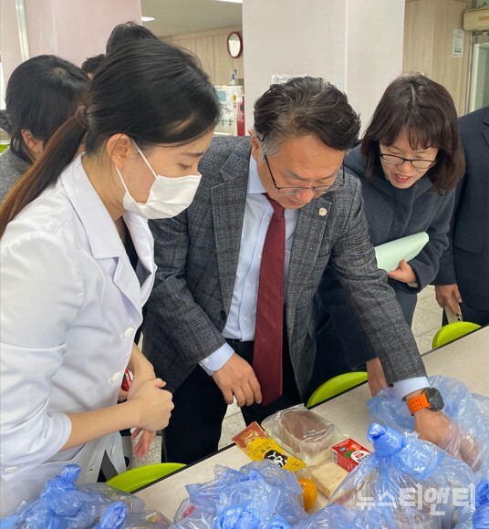 김태형 부교육감이 급식 운영 상황을 살피고 있다. / 충청북도교육청 제공