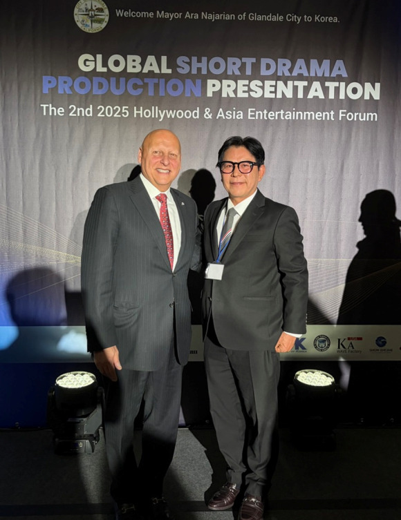 사진 = 좌- 아라나자리안(Ara James Najarian)글렌데일시장 우- 본스타 홍기성대표