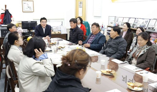 대전시의회 정명국 행정자치위원장(국민의힘, 동구3)은 20일 시의회 행정자치위원장실에서 '가양1·가양2·용전·성남동 지역사회보장협의체 정책간담회'를 열고 협의체 운영 현황과 현장 애로사항을 청취했다. / 대전시의회 제공