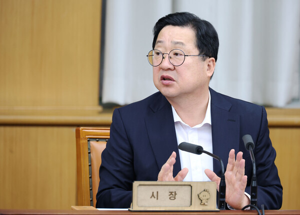 더불어민주당 대전시당이 국회 '패스트트랙 충돌 사건' 1심에서 벌금형을 선고받을 이장우 대전시장을 향해 "시민 앞에 무릎 꿇고 사죄하라"고 촉구했다. (사진=이장우 대전시장)