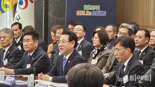 김영록 전라남도지사가 20일 해남군청 대회의실에서 열린 ‘해남군 정책비전 투어’ 행사/박용하 기자