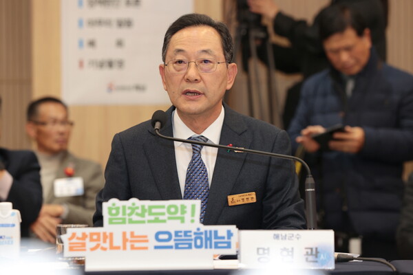 전남도 해남군 정책비전 투어 행사에서 명현관 해남군수가 인사말을 하고 있다./해남군 제공