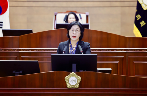 천안시의회는 20일 제284회 제2차 정례회 제1차 본회의에서 더불어민주당 김명숙 의원이 5분 발언을 통해 "폐의약품의 부적절한 배출이 환경오염으로 이어지고 있다"면서 "수거 체계 개선과 시민 인식 개선이 시급하다"고 강조했다고 밝혔다. / 천안시의회 제공
