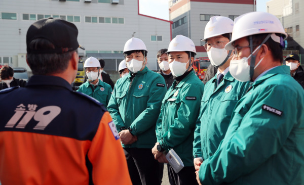 충남도의회 기획경제위원회는 제362회 정례회 기간 중인 20일 천안 이랜드패션 물류센터 화재 현장을 방문했다고 밝혔다. / 충남도의회 제공