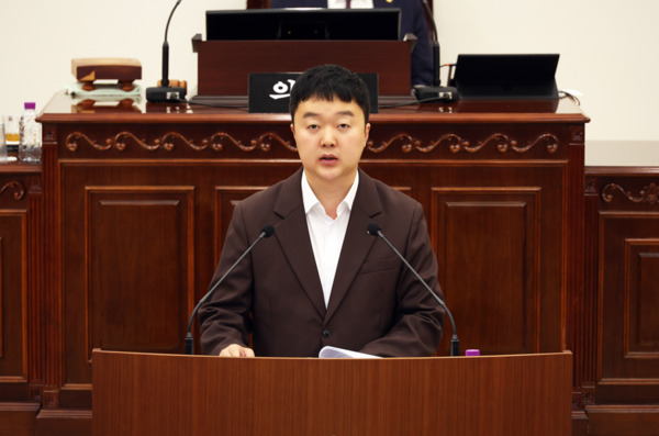 유성구의회는 20일 제282회 정례회 제1차 본회의에서 더불어민주당 박석연 의원(행정자치위원장)이 서대전IC 만남의 광장 조성사업의 실효성 있는 추진을 위한 건의안을 대표 발의했다고 밝혔다. / 유성구의회 제공