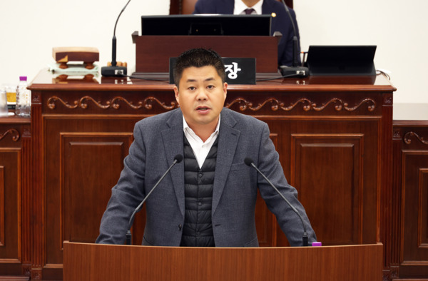 유성구의회는 20일 무소속 송재만 의원이 제282회 정례회 제1차 본회의에서 장애아동과 비장애 형제·자매를 둔 가정의 돌봄 공백 해소를 위한 제도 개선을 강력히 건의했다고 밝혔다. / 유성구의회 제공