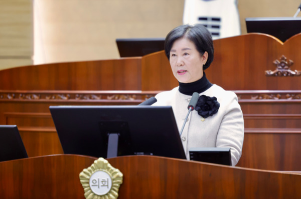 천안시의회는 20일 제284회 제2차 정례회 제1차 본회의에서 더불어민주당 엄소영 의원이 5분 자유발언을 통해 파크골프장의 이용환경을 개선하고 시민 친화적 운영체계를 마련할 것을 천안시에 촉구했다고 밝혔다. / 천안시의회 제공