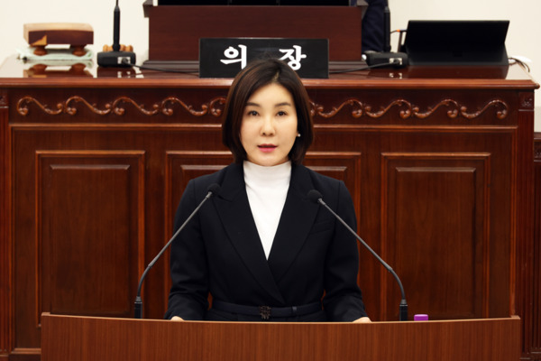 유성구의회는 20일 제282회 정례회 제1차 본회의에서 더불어민주당 인미동 의원이 대전월드컵경기장 부설주차장의 불합리한 운영 지침 변경을 강하게 비판하며, 즉각적인 철회와 개선을 촉구했다고 밝혔다. / 유성구의회 제공