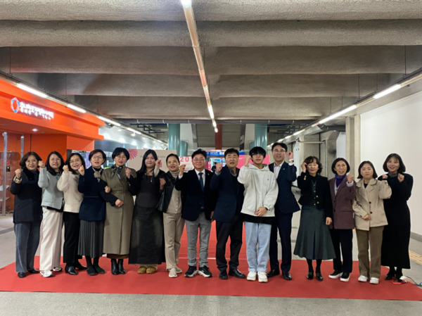 충남사회서비스원 학교밖청소년지원센터는 지난 19일 '2025년 학교 밖 청소년 지원사업 성장보고회 및 전시회 오픈식'을 진행했다고 밝혔다. / 충남사회서비스원 제공