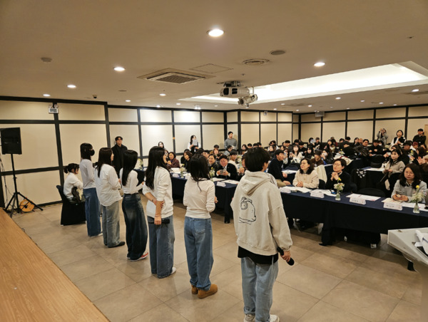 충남사회서비스원 학교밖청소년지원센터는 지난 19일 '2025년 학교 밖 청소년 지원사업 성장보고회 및 전시회 오픈식'을 진행했다고 밝혔다. / 충남사회서비스원 제공