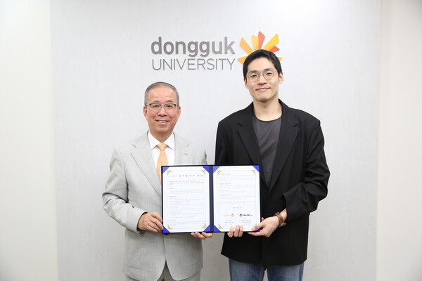 왼쪽부터 윤재웅 동국대 총장, 윤상보 갤럭시코퍼레이션 부대표