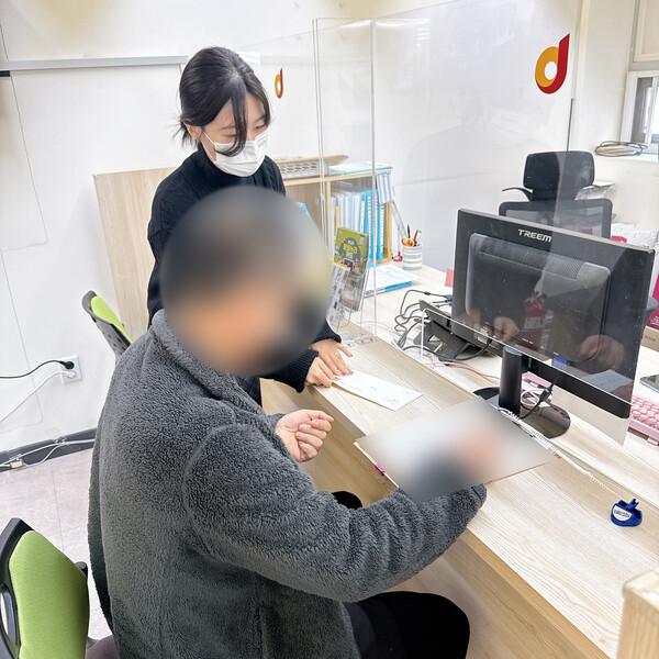 중구 한 주민센터에서 부가급여 수령 관련 안내를 받고 있는 주민의 모습. / 서울중구청 제공