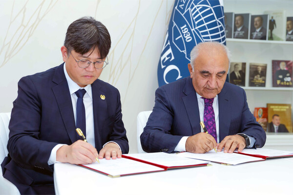 ▲이충훈 세종대 대외협력처장(왼쪽)과 Azerbaijan State University of Economics 의 AdalatMuradov 총장이 양해 각서에 서명하고 있다.