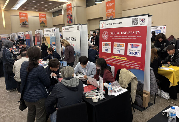 튀르키예 ‘A2 International Education Fair’에 참가한 세종대가 외국인 유학생을 대상으로입학 절차에 대해 설명하고 있다