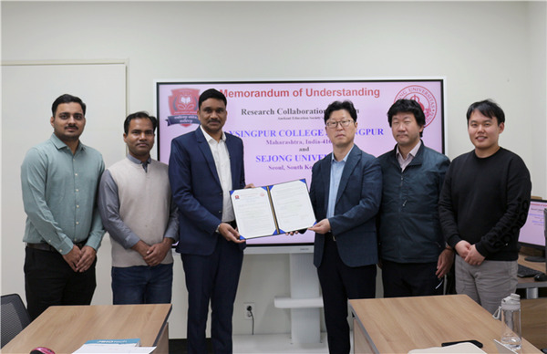 세종대 김덕기(오른쪽에서 세 번째) 교수와 인도 Jaysingpur College의 Sandip Sabale(왼쪽에서 세 번째) 교수 등 양측 관계자들이 기념촬영을 하고 있다.