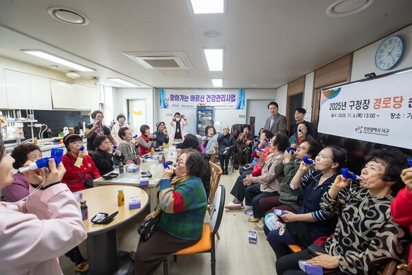 인천 서구가 경로당을 찾아 흉벽진동기 활용법을 안내하며 어르신들과 함께 호흡운동을 진행하는 모습. / 인천서구청 제공