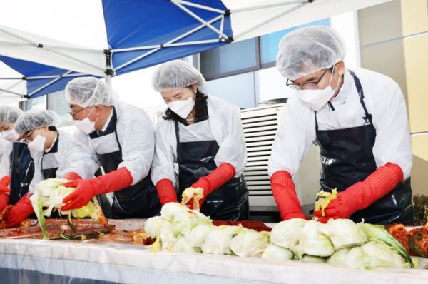 충북교육청은 21일 도교육청 적십자봉사회와 희망 교직원 20여 명이 참여한 가운데, 화합관 일원 주차장에서 김장 김치 나눔 봉사활동을 실시한 가운데, 윤건영 교육이 직접 김장 김치를 담그고 있다. / 충북교육청 제공