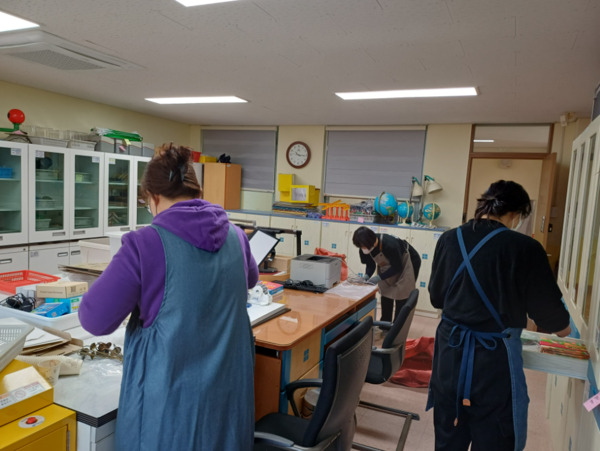 서산교육지원청 학교지원센터는 지난 19일부터 20일까지 해미초등학교 과학실에서 불용 과학교구 폐기 및 교구 분류와 정리지원을 실시했다고 밝혔다. / 서산교육지원청 제공