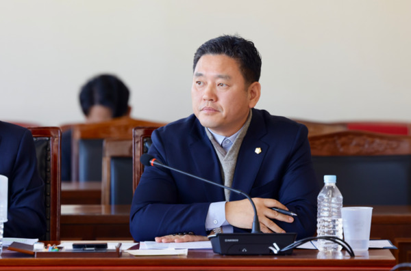 천안시의회는 21일 제284회 제2차 정례회 제1차 건설도시위원회에서 더불어민주당 조은석 의원이 대표 발의한 '천안시 폭염 피해 예방에 관한 전부개정조례안'이 심사를 통과했다고 밝혔다. / 천안시의회 제공