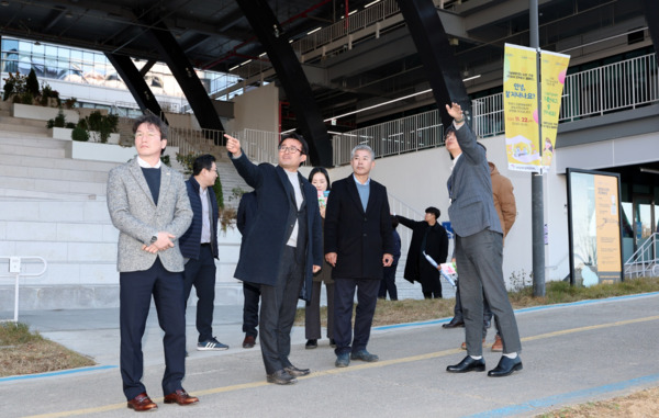 충남도의회는 21일 '충남 혁신도정을 위한 연구모임'이 경기 동탄과 판교를 방문해 '살고 싶은 도시 조성'과 '창업·벤처 생태계 구축'의 우수사례를 살펴보고, 충남의 정책 방향을 논의했다고 밝혔다. 사진은 동탄을 방문한 모습 / 충남도의회 제공