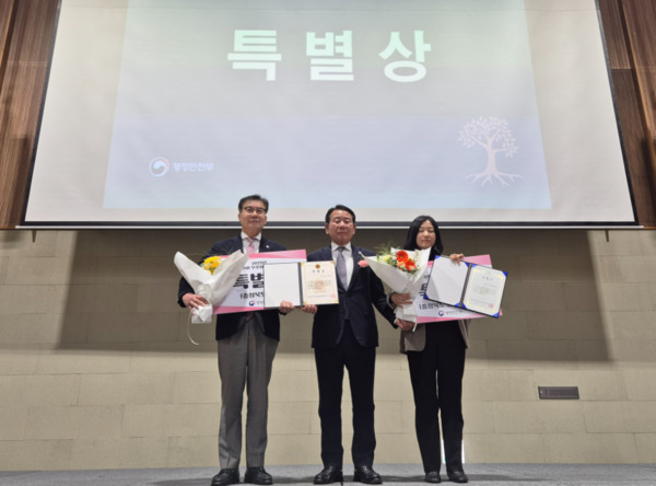 충북도의회는 21일 행정안전부 주관 2025년 지방의회 우수사례 경진대회에서 우수조례 분야 특별상을 수상했다고 밝혔다. / 충북도의회 제공