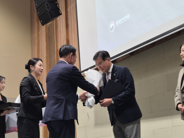 충북도의회는 21일 행정안전부 주관 2025년 지방의회 우수사례 경진대회에서 우수조례 분야 특별상을 수상한 가운데, 유재목 의원이 특별상을 수상하고 있다. / 충북도의회 제공