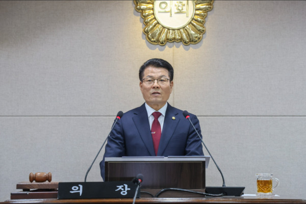 홍성군의회는 21일 제317회 제2차 정례회를 개회하고, 오는 12월 18일까지 28일간의 회기일정에 돌입한 가운데, 김덕배 의장이 개회사를 하고 있다. / 홍성군의회 제공