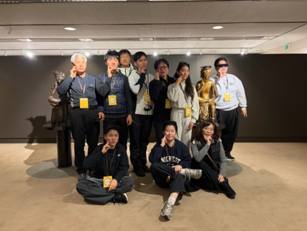 충주성모학교는 지난 20일부터 21일까지 1박 2일간 중·고등학교 공통·선택교육과정을 비롯한 전공과 이료재활과정에 재학 중인 학생 15명을 대상으로 ‘2025년 진로 역사·문화체험’을 실시했다고 밝혔다. / 충북교육청 제공