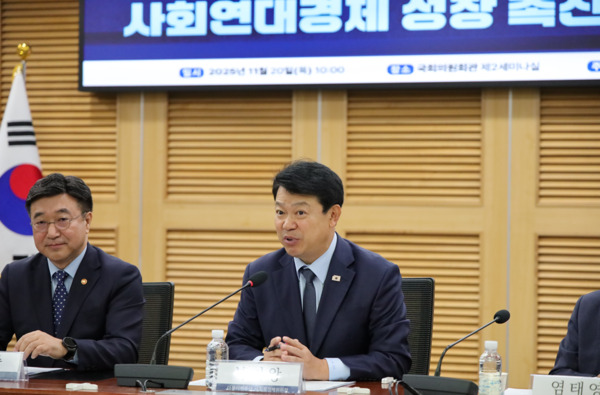 더불어민주당 사회적경제위원회와 사회연대경제 입법추진단은 지난 20일 국회의원회관 제2세미나실에서 관계부처와 함께 '사회연대경제 성장 촉진을 위한 당정대협의회'를 개최한 가운데, 더불어민주당 사회적경제위원회 복기왕 위원장이 발언을 하고 있다. / 복기왕 의원 제공