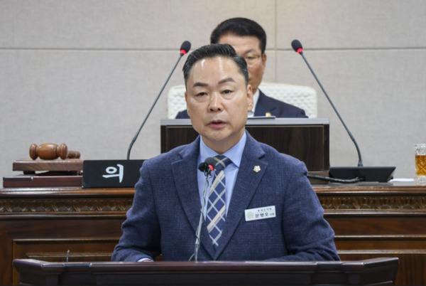 홍성군의회는 21일 제317회 제2차 정례회 개회식에서 문병오 의원이 '내포신도시 공공축구장 증설'을 주제로 5분 자유발언을 진행했다고 밝혔다. / 홍성군의회 제공