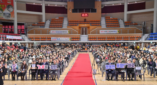 김태흠 충남지사는 22일 예산군 윤봉길 체육관에서 열린 ‘제1회 충남 장기요양인 한마음 축제’에 참석했다고 밝혔다. / 충남도청 제공