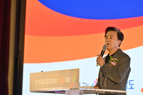 김태흠 충남지사는 22일 예산군 윤봉길 체육관에서 열린 ‘제1회 충남 장기요양인 한마음 축제’에 참석한 가운데, 김태흠 지사가 축사를 하고 있다. / 충남도청 제공