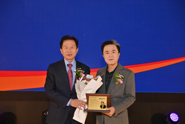 김태흠 충남지사는 22일 예산군 윤봉길 체육관에서 열린 ‘제1회 충남 장기요양인 한마음 축제’에 참석한 가운데, 김태흠 지사가 충남 재가 장기요양기관 연합회로부터 감사패를 받은 후 기념촬영을 하고 있다. / 충남도청 제공