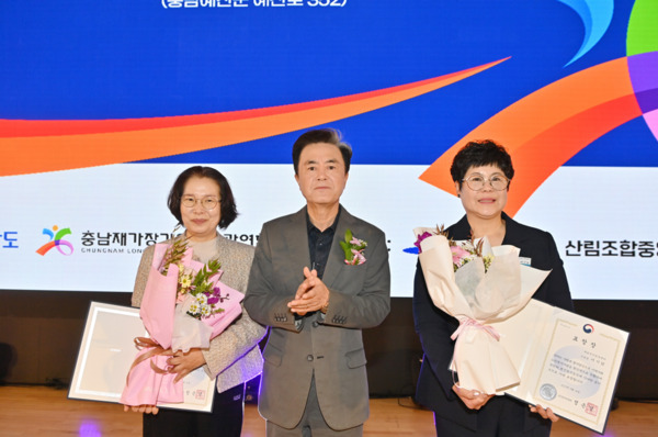 김태흠 충남지사는 22일 예산군 윤봉길 체육관에서 열린 ‘제1회 충남 장기요양인 한마음 축제’에 참석한 가운데, 김태흠 지사가 보건복지부장관 표창을 전수한 후 수여자들과 기념촬영을 하고 있다. / 충남도청 제공