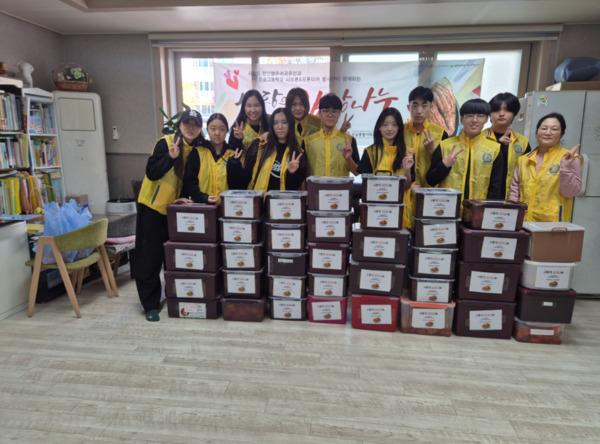 오송고등학교 샤프론 프론티어 봉사단은 22일 지역사회 소외계층의 겨울나기 지원을 위한 사랑의 김장 나눔 봉사활동을 실시했다고 밝혔다. / 충북교육청 제공