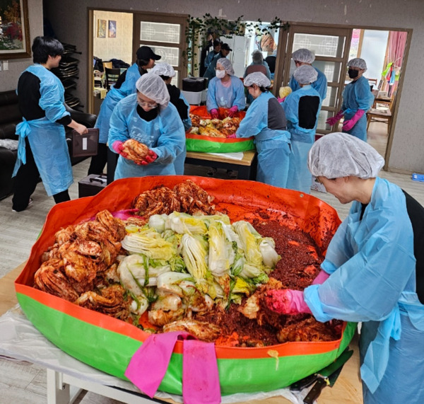오송고등학교 샤프론 프론티어 봉사단은 22일 지역사회 소외계층의 겨울나기 지원을 위한 사랑의 김장 나눔 봉사활동을 실시했다고 밝혔다. / 충북교육청 제공