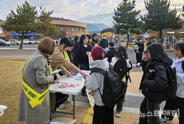 고창초등학교에서 ‘어린이 약취·유인 예방 합동 캠페인’이 진행되고 있다. (2025 11 20) / 고창군 제공