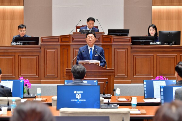 김한종 장성군수가 군의회 정례회에서 내년도 예산안에 대해 설명하고 있다./장성군 제공